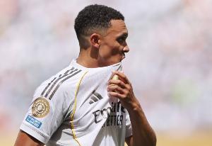 阿诺德本场比赛对抗成功4次、抢断3次，皆为皇马队内最多