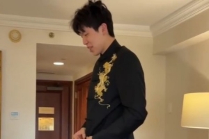 九游娱乐-有点小帅！工作室晒杨瀚森穿搭：穿都穿上了 咱们就先瞅一眼