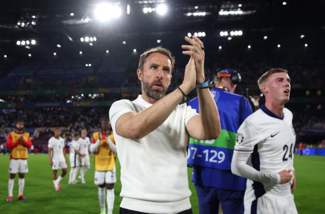 九游-索斯盖特躲开了砸向他的酒杯，但躲不开漫天骂声