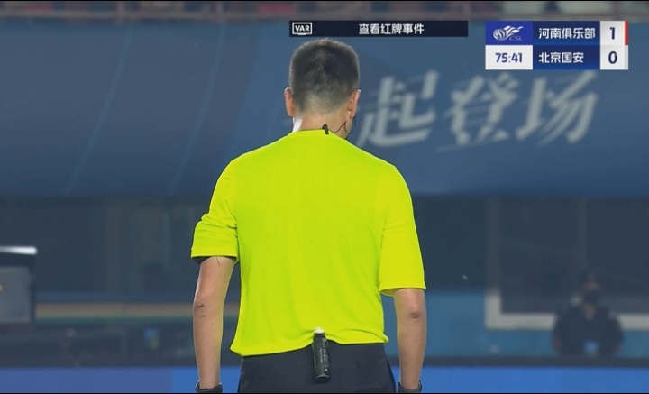 九游-王刚无球状态下击打卡多索面部，主裁判看过VAR后处以黄牌警告